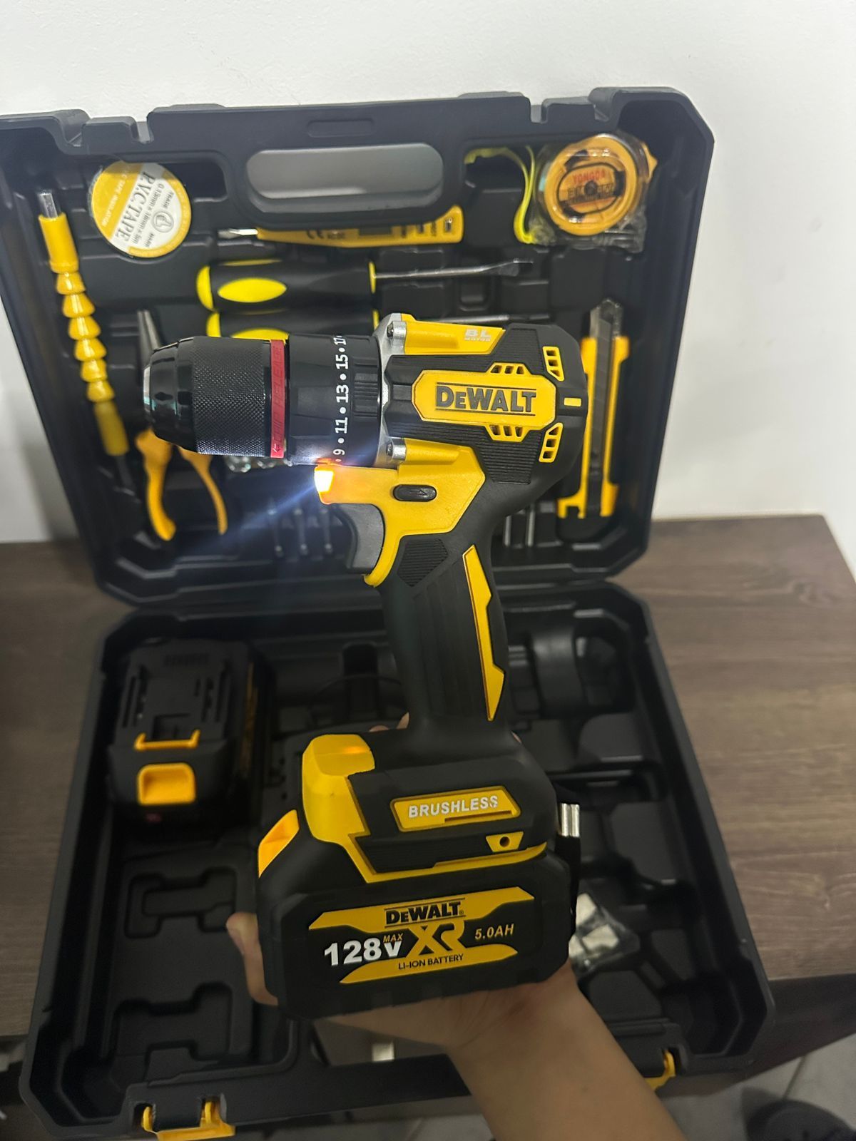 Taladro Inalambrico 128V Brushless con 34 Accesorios